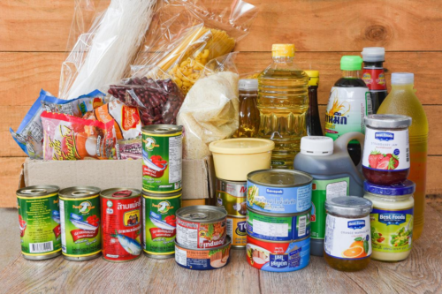 Foto de uma Cesta Básica de alimentos no Brasil.