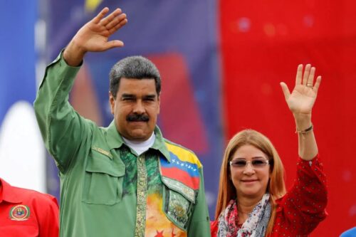 Nicolás Maduro, presidente da Venezuela, e sua esposa Cilia Flores acenam para o público durante um evento.