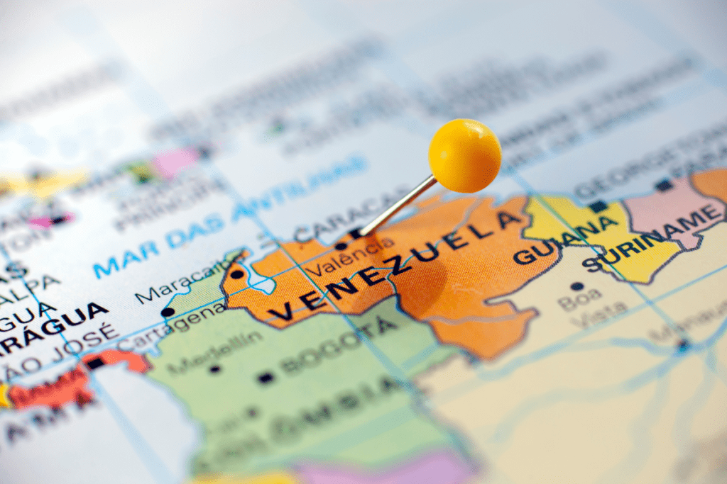 Mapa da Venezuela marcado no meio da América do Sul. 