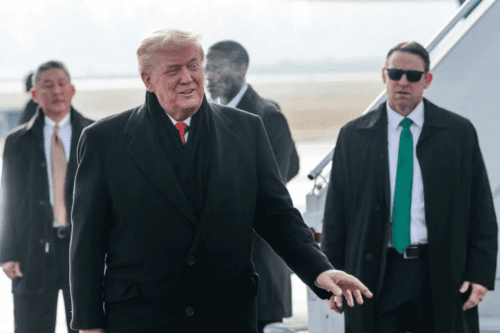 Foto de Donald Trump chegando na Suiça