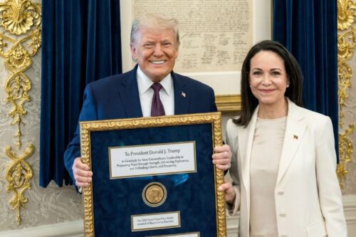 Fotografia de Donald Trump e da líder opositora venezuelana María Corina Machado.