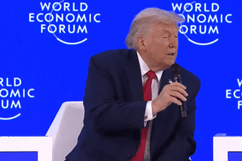 Trump responde questões sobre a Groelândia em Davos.