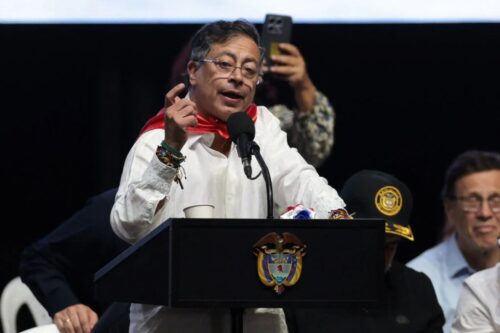 O presidente da Colômbia, Gustavo Petro, discursando em um púlpito com o brasão de armas do país.