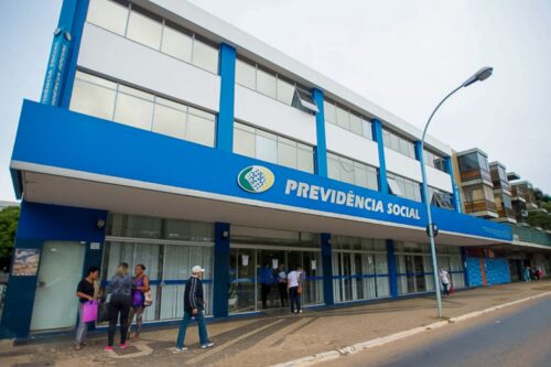 Fotografia da fachada de uma agência da Previdência Social (INSS).