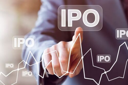Imagem de um homem de terno apontando para um botão virtual escrito 'IPO'.