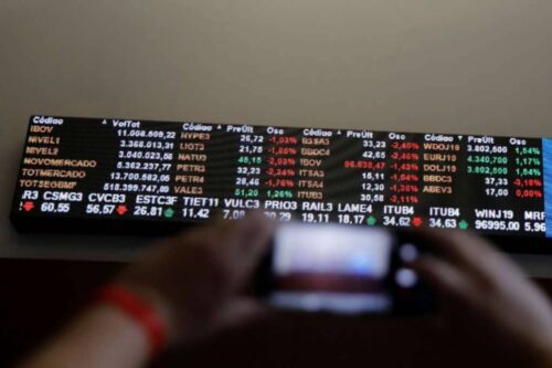 Fotografia em close de um painel eletrônico de cotações da bolsa de valores brasileira (Ibovespa).