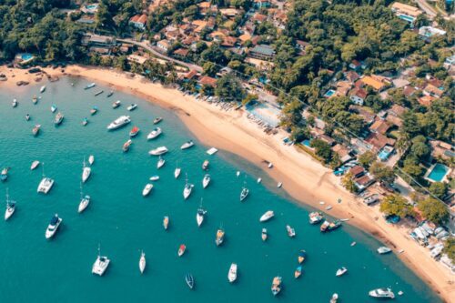 Vista aérea da Praia do Saco da Capela, em Ilhabela.