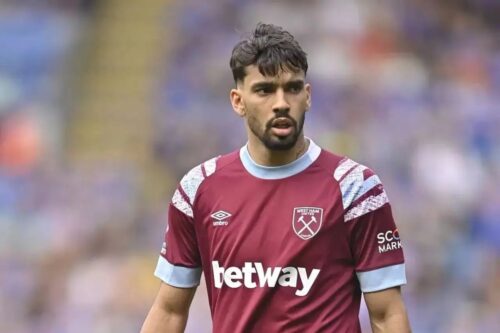 O jogador de futebol brasileiro Lucas Paquetá posa em campo vestindo o uniforme grená e azul do West Ham United.