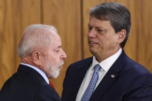 Fotografia aproximada do presidente Luiz Inácio Lula da Silva e do governador de São Paulo, Tarcísio de Freitas.