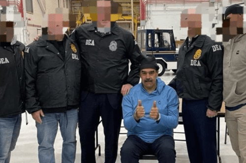 Momento entre as primeiras imagens de Nicolás Maduro sob custódia das autoridades nos EUA