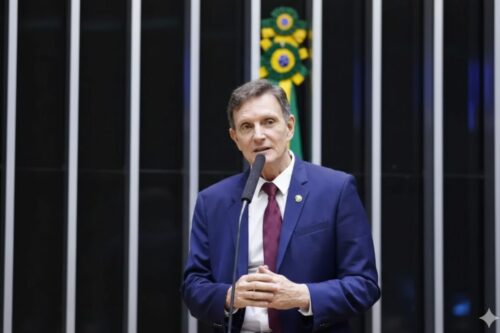 Fotografia do político Marcelo Crivella falando ao microfone em um púlpito.