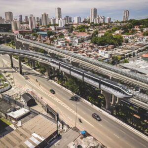 Fotografia aérea em ângulo alto do monotrilho da Linha 15-Prata em São Paulo.