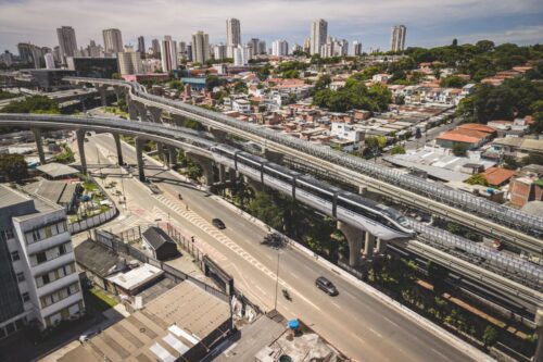 Fotografia aérea em ângulo alto do monotrilho da Linha 15-Prata em São Paulo.