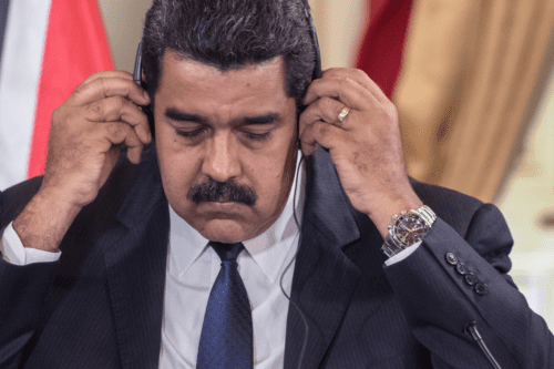 Foto do Venezuelano Nicolás Maduro ouvindo música