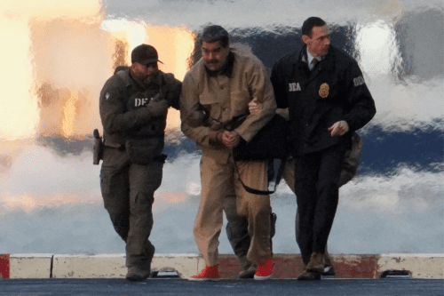 Foto de Nicolás Maduro algemado, sob custódia dos Estados Unidos