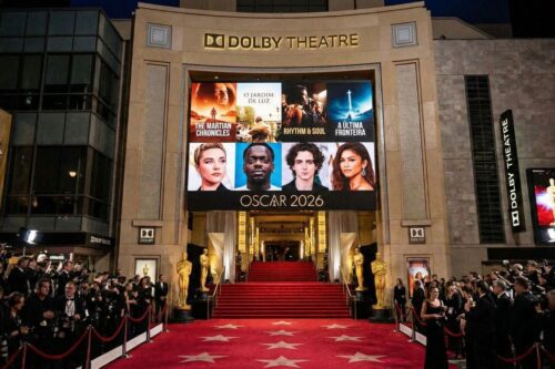 Fotografia da fachada do Dolby Theatre em Hollywood, decorado para o Oscar 2026.