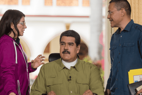 Cilia Flores, Primeira Combatente da Venezuela e Ernesto Villegas, Ministro de Comunicação, conversou com o Presidente antes de iniciar seu programa televisivo dominical.