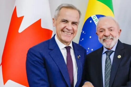 Foto do Presidente do Brasil, Luiz Inácio Lula da Silva, à direita, sorrindo ao lado de Mark Carney, ex-presidente do Banco Central do Canadá e da Inglaterra.