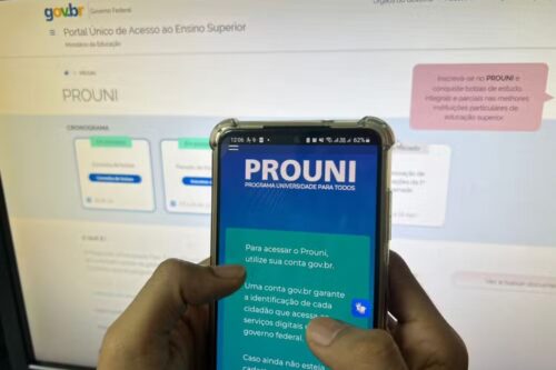 Close nas mãos de uma pessoa segurando um smartphone que exibe a tela de login do ProUni (Programa Universidade para Todos), exigindo acesso via conta gov.br.