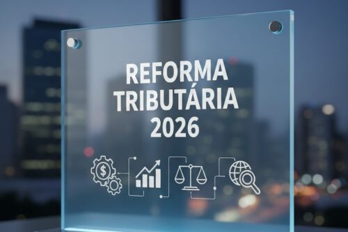 Uma placa de vidro transparente exibe o texto centralizado 'REFORMA TRIBUTÁRIA 2026' em letras brancas.