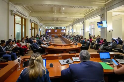 Fotografia de uma reunião da Organização dos Estados Americanos (OEA).