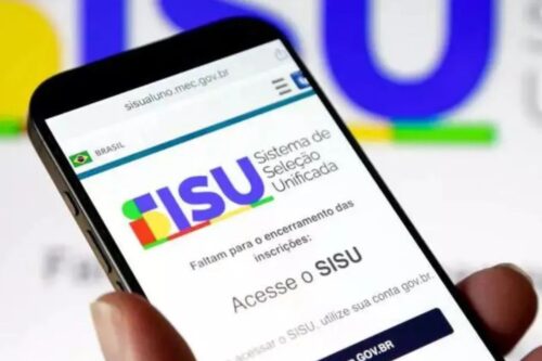 Foto em close de uma mão segurando um smartphone que exibe a página oficial do Sisu (Sistema de Seleção Unificada).