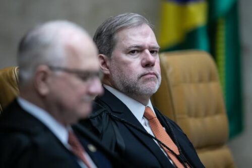 Fotografia em plano médio do ministro do Supremo Tribunal Federal (STF), Dias Toffoli, sentado em sua cadeira no plenário.