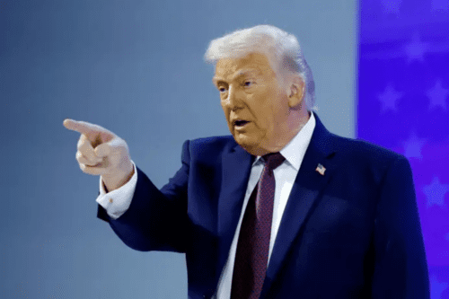 Foto de Donald Trump, presidente dos EUA, apontando, gesto que costuma fazer.