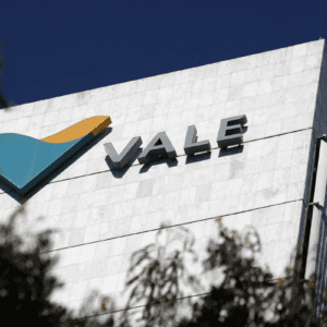 Edifício da Vale com logotipo visível, símbolo importante na mineração e siderurgia no Brasil, destacando sua presença no setor industrial.
