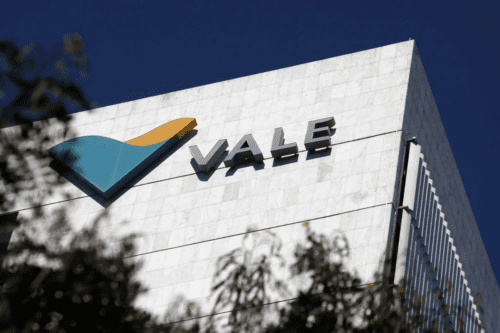 Edifício da Vale com logotipo visível, símbolo importante na mineração e siderurgia no Brasil, destacando sua presença no setor industrial.