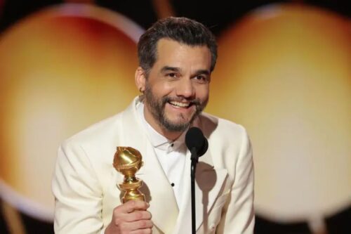 O ator Wagner Moura segurando o Globo de Ouro 2026.