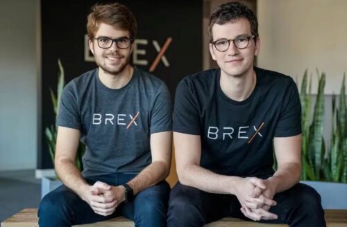 adores da fintech Brex posam em escritório; empresa foi adquirida pela Capital One em negócio de US$ 5,15 bilhões.