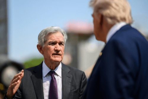 powel, presidente do Fed, instituição responsável pelos juros americanos, ao lado de Donald Trump, Presidente dos EUA