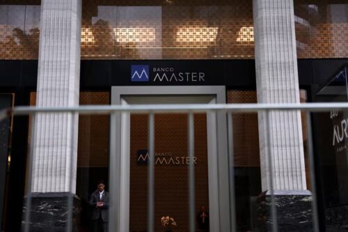 Fachada do Banco Master com colunas e grade, agência financeira associada ao FGC em prédio urbano.