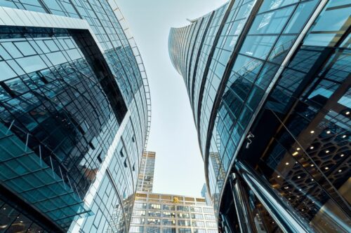Prédios comerciais modernos representam FIIs da Kinea, com foco em investimentos imobiliários corporativos e lajes de alto padrão.