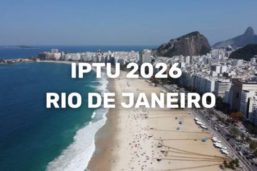 Vista aérea da orla do Rio de Janeiro com praia, mar azul e prédios, com texto “IPTU 2026 Rio de Janeiro” ao centro.