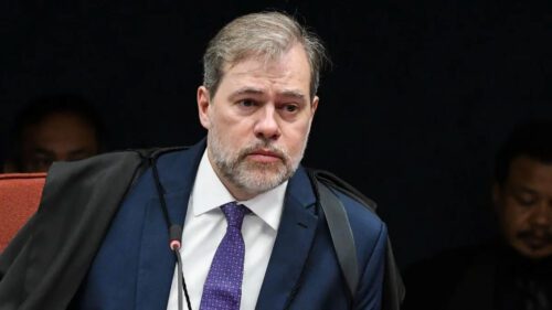 Toffoli durante sessão no STF, usando toga e gravata roxa, em imagem de arquivo que mostra o ministro em ambiente institucional.
