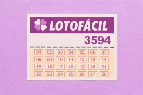 Imagem do volante da Lotofácil concurso 3594, com logotipo roxo e números organizados em linhas sobre fundo lilás.