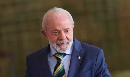 Presidente em traje formal durante evento oficial, imagem ilustra notícia: Lua veta lei do devedor costumaz.