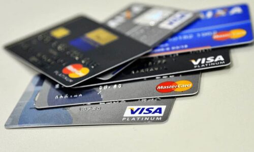 Cartões MasterCard em cima de uma mesa.