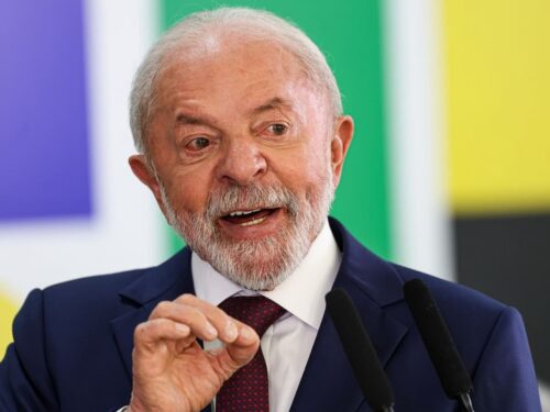 Presidente Lula discursa em evento oficial; presidente Lula sanciona lei descongela salários e carreiras.