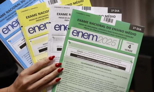 Cadernos de prova do Enem 2025 em diferentes cores, representando expectativa dos estudantes pelo resultado do Enem 2025.