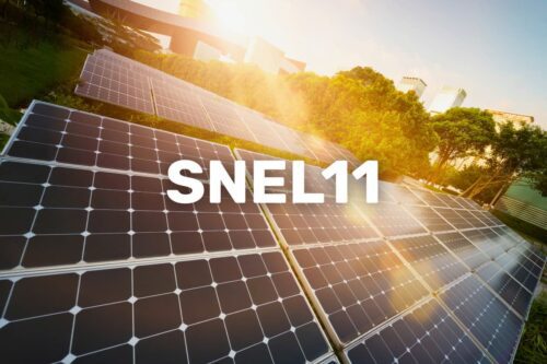 Painéis solares em área urbana representam o fundo imobiliário SNEL11, focado em energia limpa e geração solar distribuída.
