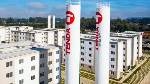 Conjunto residencial da Tenda (TEND3) com prédios brancos e silos da marca em área urbana.