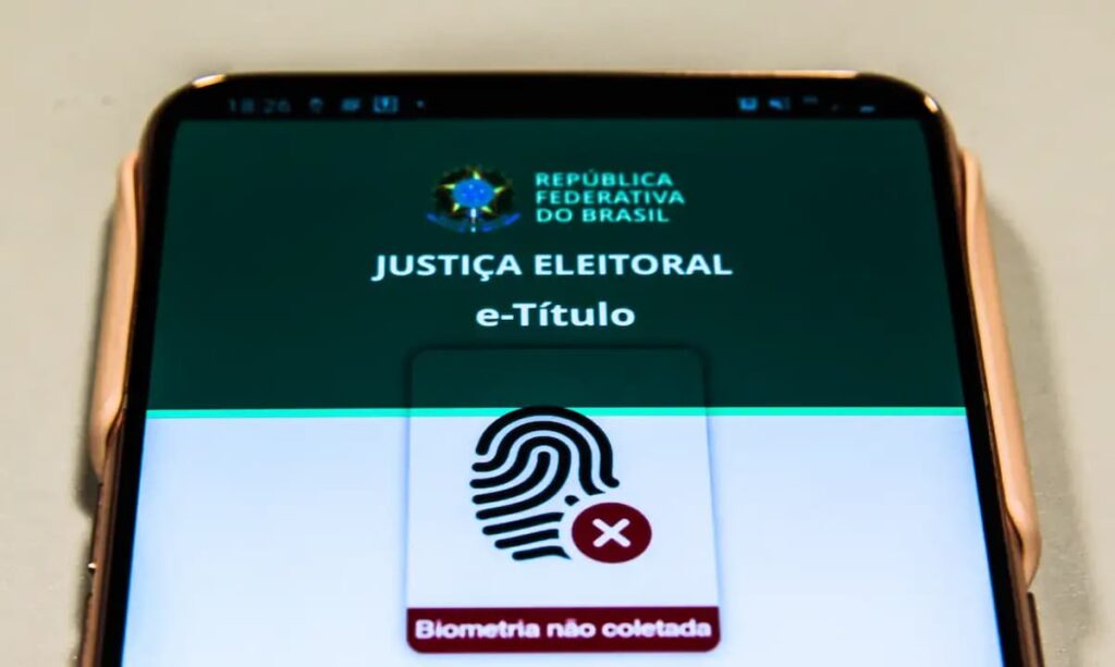 Tela do aplicativo e-Título da Justiça Eleitoral mostra aviso de biometria não coletada para regularização do título de eleitor 2026.