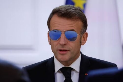 Macron de terno e óculos escuros em Davos, onde foi zombado por Donald Trump por uso do acessório.