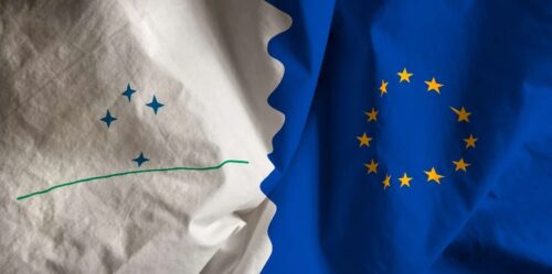 Bandeiras do Mercosul e da União Europeia lado a lado, simbolizando negociações e relações comerciais entre os dois blocos.