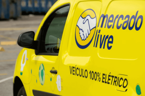 Veículo elétrico do Mercado Livre com adesivos de consumo sustentável, destaque para a frase 'Veículo 100% elétrico'.