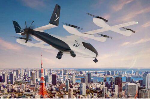 Ilustração digital de uma aeronave elétrica de decolagem e pouso vertical (eVTOL) da empresa AirX voando sobre uma metrópole.