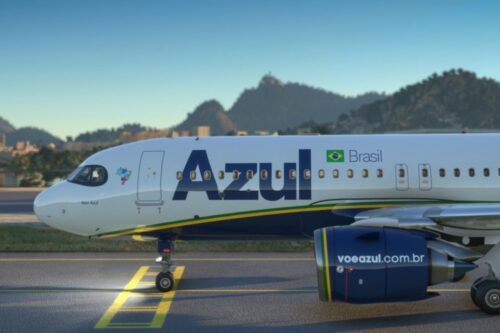 Avião da Azul Linhas Aéreas estacionado na pista de um aeroporto com montanhas e o Morro do Corcovado ao fundo, no Rio de Janeiro.